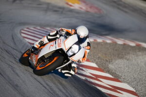 KTM 1190 RC 8 R สายพันธุ์โหดจากออสเตรีย