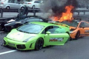 ขบวนรถซิ่ง Lamborghini ชนกันเอง 3 คันกลางทางด่วนของสิงคโปร์