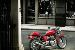 TRIUMPH Thruxton คลาสลิคสไตล์ Retro Cafe Racer