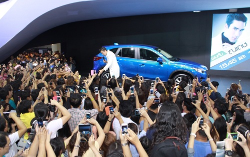 MAZDA 2 โชว์ความร้อนแรง ปะทะ ณเดชน์ Motor Expo แทบแตก