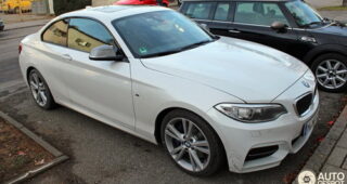 แอบถ่ายภาพ "BMW M235i" สีขาว Alpine สุดสปอร์ต