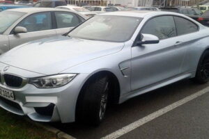 พบรถแบบ "BMW M4" รุ่นเก่าเพ้นท์สีแบบ "Silverstone" สวยคลาสสิก