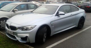 พบรถแบบ "BMW M4" รุ่นเก่าเพ้นท์สีแบบ "Silverstone" สวยคลาสสิก