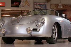 Jay Leno นักสะสมรถชื่อดังสอย "1957 Porsche 356A" เข้ากรุเรียบร้อยอีกคัน