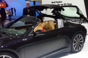 รถแบบ "Porsche 911 Targa" พร้อมเผยโฉมเปิดประทุน 2 ตอนสุดล้ำสมัย