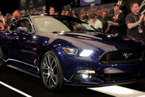 "2015 Ford Mustang" คันแรกถูกขายแล้วผ่านงานการกุศลที่ Scottsdale Auction