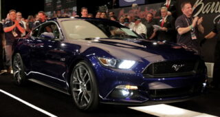"2015 Ford Mustang" คันแรกถูกขายแล้วผ่านงานการกุศลที่ Scottsdale Auction