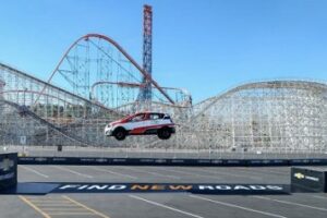 CHEVROLET SONIC สร้างสถิติกินเนสส์ เวิลด์ เรคคอร์ด โดยร็อบ ดีเร็ค