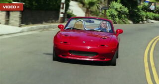 Jay Leno ซิ่งรถ "Mazda Miata" เนื่องในโอกาสครบ 25 ปี