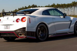 Nissan GT-R Nismo เตรียมพร้อมรองาน Geneva Motor Show
