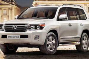 นักขายชาวรัสเซียนำเสนอ "Toyota Land Cruiser 200 Brownstone" ผ่าน eBay