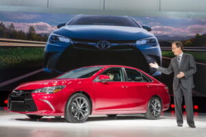 แสดงรายละเอียดเบื้องลึกของ "2015 Toyota Camry" ทั้งภายนอกและภายใน