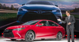 แสดงรายละเอียดเบื้องลึกของ "2015 Toyota Camry" ทั้งภายนอกและภายใน