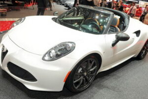 Alfa Romeo 4C เตรียมเปิดโฉม "Spider" แบบใหม่พร้อมไฟหน้าดีไซน์เก๋