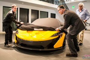 Jay Leno นักสะสมชื่อดังรับรถ "McLaren P1" คันแรกในสหรัฐอเมริกา