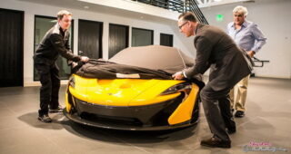 Jay Leno นักสะสมชื่อดังรับรถ "McLaren P1" คันแรกในสหรัฐอเมริกา