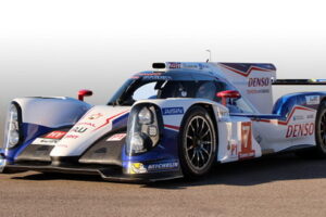 Toyota ท้าชน Porsche และ Audi เปิดตัวรถแบบ TS040 Hybrid Racer ในการแข่งปี 2014
