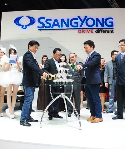 ซันยอง ฉลองความสำเร็จยอดจองรถยนต์ ในงานมอเตอร์โชว์ 2014