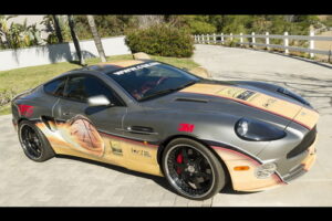 เผยโฉม "2002 Aston Martin Vanquish" รุ่นพิเศษพร้อมลายเซ็นต์นักบาส NBA ชื่อดังกว่า 50 คน