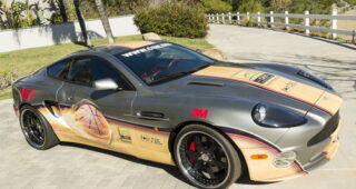 เผยโฉม "2002 Aston Martin Vanquish" รุ่นพิเศษพร้อมลายเซ็นต์นักบาส NBA ชื่อดังกว่า 50 คน