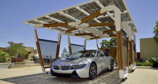 BMW เปิดตัวโรงจอดรถสุดไฮเทคชาร์จพลังงานจากแสงอาทิตย์สำหรับรถแบบ i3 และ i8