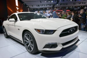 Ford โชว์ตัว "New 2015 Mustang V6" เริ่มต้นที่ $24,425