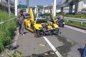 นักข่าวชาวญี่ปุ่นขับ "Lamborghini Diablo" พุ่งเข้าข้างทางแบบงงๆ