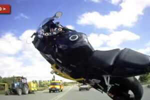 นักบิดชาวรัสเซียพลาดล้มด้วยความเร็ว 160 กิโลเมตร/ชั่วโมงจากสาเหตุยกล้อมั่วซั่ว