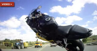 นักบิดชาวรัสเซียพลาดล้มด้วยความเร็ว 160 กิโลเมตร/ชั่วโมงจากสาเหตุยกล้อมั่วซั่ว