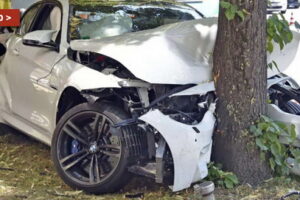 พบรถสปอร์ต "BMW M4" ชนต้นไม้พับยับเยินบริเวณตอนใต้เมืองมิวนิค