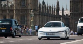 เปิดตัวรถพลังงานไฟฟ้า "VW XL1" เริ่มต้น 123,500 ปอนด์ใน U.K.