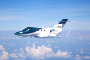 HONDA JET รุ่นการผลิตลำแรก ทะยานขึ้นสู่ท้องฟ้า เปิดตัวสู่สาธารณชนเป็นครั้งแรก ณ อีเอเอ แอร์เวนเจอร์ ออชคอช ตอกย้ำความพร้อมเริ่มให้บริการในปี 2015