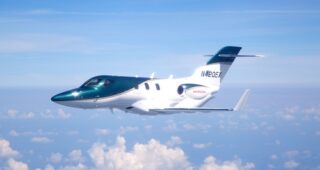 HONDA JET รุ่นการผลิตลำแรก ทะยานขึ้นสู่ท้องฟ้า เปิดตัวสู่สาธารณชนเป็นครั้งแรก ณ อีเอเอ แอร์เวนเจอร์ ออชคอช ตอกย้ำความพร้อมเริ่มให้บริการในปี 2015