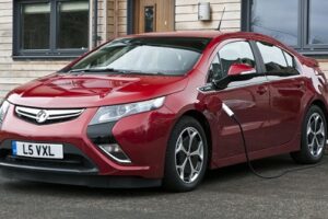 Opel Ampera อาจจะชะลอการผลิตหลัง GM เปิดตัว Chevrolet Volt โฉมล่าสุด