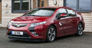 Opel Ampera อาจจะชะลอการผลิตหลัง GM เปิดตัว Chevrolet Volt โฉมล่าสุด