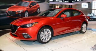 ในที่สุดรถแบบ Mazda 3 รุ่นใหม่ก็มาพร้อมเกียร์แบบกระปุกอีกครั้ง