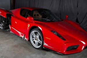 2003 Ferrari Enzo ขายเพียง $376,000 แต่รายการซ่อมยาวเหยียด