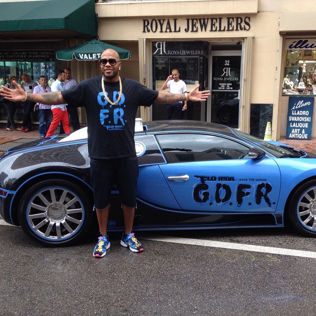 Flo Rida แรพเปอร์ชื่อดังมาพร้อมกับรถ Bugatti Veyron สีใหม่ไฉไลกว่าเดิม
