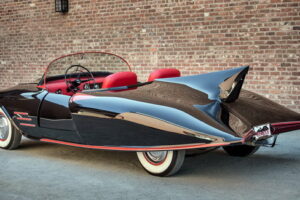 รถแบทแมนสุดเท่ห์ "1956 Oldsmobile 88" ถูกนำออกประมูลแล้ว