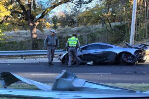 พบรถ McLaren P1 รุ่นล่าสุดชนยับพังรอบคันแถว Texas