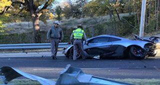 พบรถ McLaren P1 รุ่นล่าสุดชนยับพังรอบคันแถว Texas