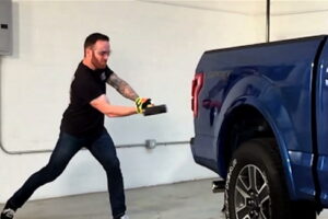 Edmunds ทดสอบความอึดของตัวถังแบบอะลูมิเนียมของ 2015 Ford F-150