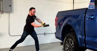 Edmunds ทดสอบความอึดของตัวถังแบบอะลูมิเนียมของ 2015 Ford F-150