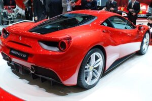 Ferrari's 488 GTB เผยโฉมแล้วพร้อมกำลังเครื่องยนต์สุดโหด