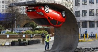 ศิลปินชื่อดังทำงานศิลปะโดยใช้รถ Opel / Vauxhall กลางเมืองลอนดอน