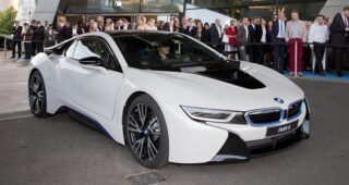 ขายดีมาก! BMW เพิ่มกำลังการผลิตเจ้า "i8 Hybrid" เป็น 2 เท่า