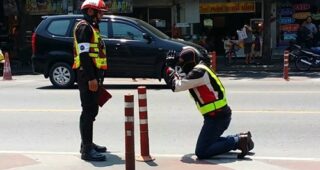 Bigbike คนนี้ยอม Cocktail (คุกเข่า) ขอร้องตำรวจ หลังโดนจับข้อหาขับรถลงสะพานข้ามแยก