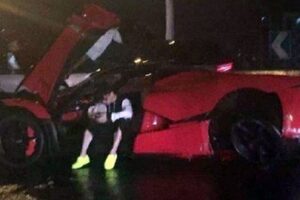 100 ล้านเลยนะเว้ย! หนุ่มชาวจีนซิ่ง "LaFerrari" แหกโค้งท่ามกลางฝนตกหนัก