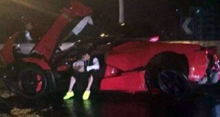100 ล้านเลยนะเว้ย! หนุ่มชาวจีนซิ่ง "LaFerrari" แหกโค้งท่ามกลางฝนตกหนัก
