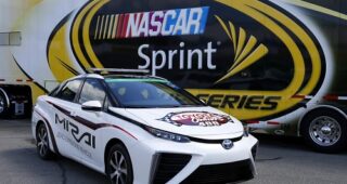 คันแรก! เผยรถแบบ 2016 Toyota Mirai เป็นรถไฮโดรเจนตัวแรกที่ได้ลงสนาม NASCAR